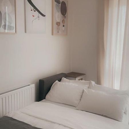 Stylish 1Bed Apartment, Sleeps 4 In Barking Ig11 Thamesmead  外观 照片
